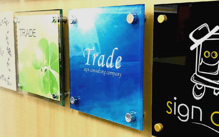 実は難しい&デリケート！シンプルでオシャレな透明アクリルサインの