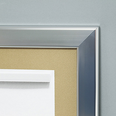 壁飾りの表裏の見分け 壁を傷めず壁に沿って設置ができる！L字脚付ピンタイプ掲示板 片面