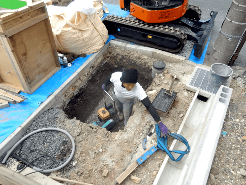 基礎工事から自立看板