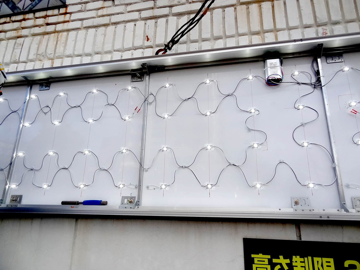 内照式タイプの壁面看板