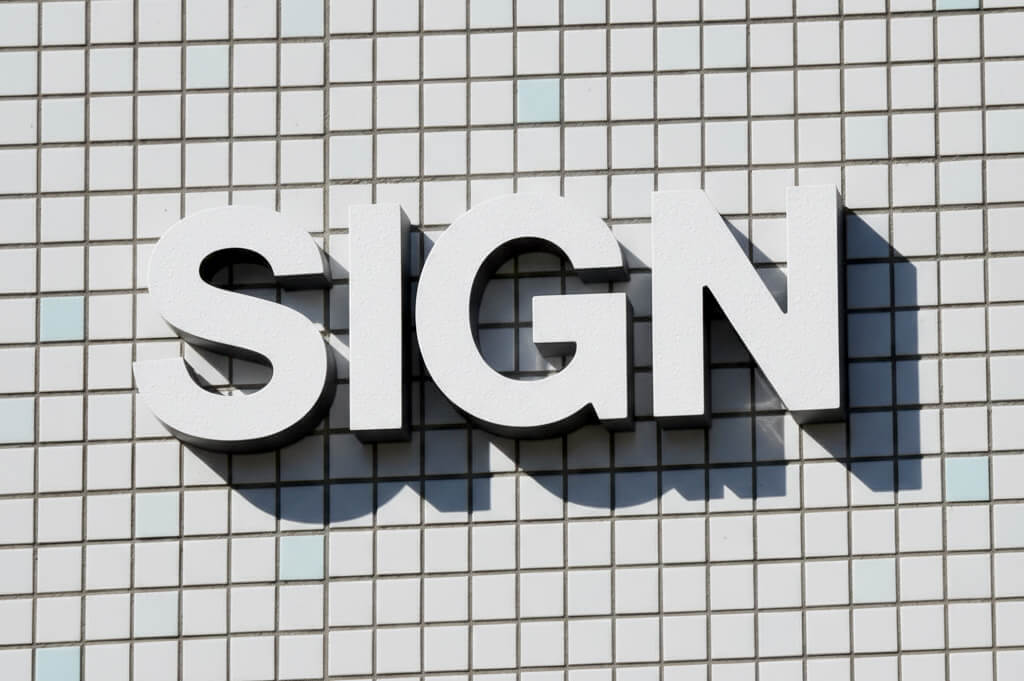 タイル壁面へカルプ文字を取り付けた画像