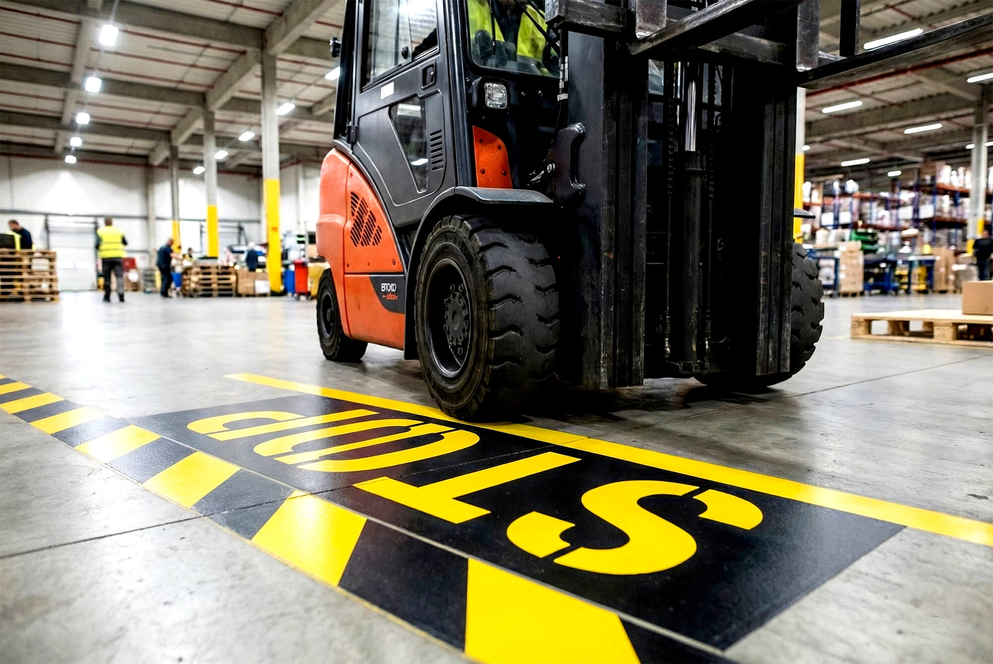 倉庫床面の安全対策