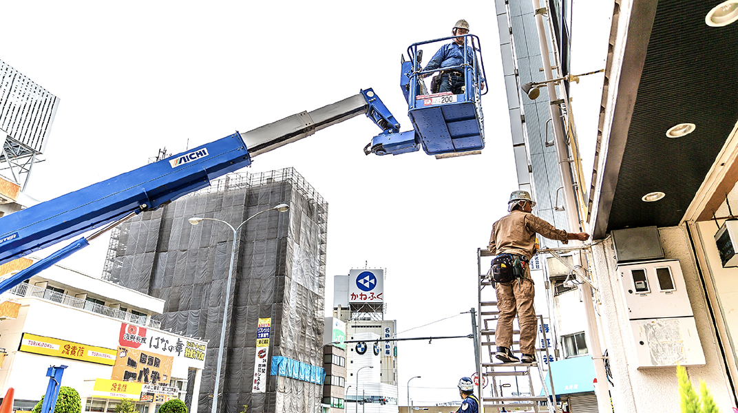 高所の看板設置工事お任せください！