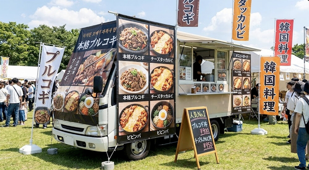 キッチンカーへの店頭幕設置事例｜看板通販サインシティ