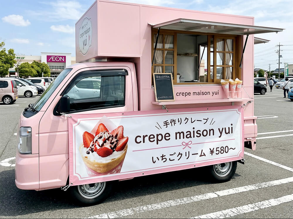 クレープのキッチンカーへの店頭幕設置事例|看板通販サインシティ